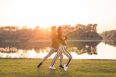 Kizomba, bachata, zouk ve latin sosyal dans kavramı - erkek ve kadın doğa arka plan üzerinde dans