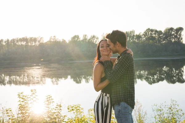 Αγάπη, ρομαντική και φύση έννοια - ζευγάρι αγκαλιάζει κοντά στη λίμνη — Φωτογραφία Αρχείου