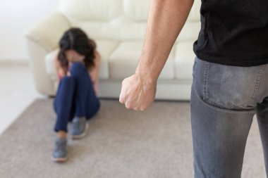Kurban, Aile içi şiddet ve istismarı kavramı - korkmuş ve aile içi şiddet dehşete katta ağlayan kadına yumruk ile tehdit