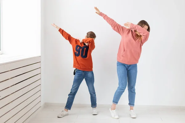 Fun, Den matek, děti a rodinný koncept - teen chlapec a jeho matka legrační tanec na bílém pozadí — Stock fotografie