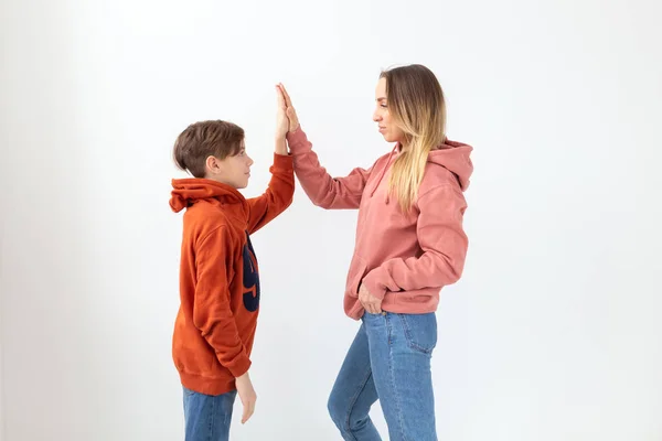 La relación, el día de las madres, los niños y el concepto de familia - Madre e hijo vestidos con sudaderas, alta cinco gesto — Foto de Stock