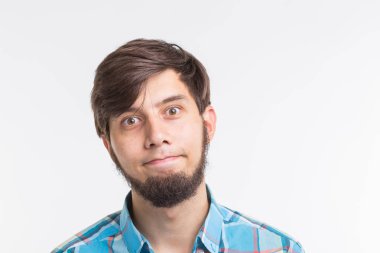 İşlem, sorun, insanlar kavramı - beyaz arka plan üzerinde bir şey hakkında düşünme genç adam