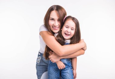 Aile, çocuk ve annelik kavramı - genç anne ve genç kızı birlikte izole beyaz arka plan üzerinde zaman harcamak
