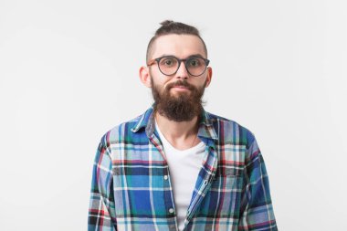 Yenilikçi, moda, insanlar kavramı - genç hipster sakallı adam gözlük ve gömlek ayakta beyaz arka plan üzerinde