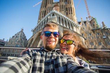 Barcelona, İspanya - 7 Şubat 2018: mutlu çift selfie fotoğraf ünlü Sagrada Familia Katolik Katedrali önünde yapma. Barselona bölgesindeki seyahat