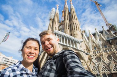 Barcelona, İspanya - 6 Şubat 2018: mutlu çift selfie fotoğraf ünlü Sagrada Familia Katolik Katedrali önünde yapma. Barselona bölgesindeki seyahat