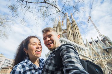 Barcelona, İspanya - 6 Şubat 2018: mutlu turist Barcelona, ünlü Sagrada Familia Roma Katolik Kilisesi önünde fotoğraf çekme mimar Antoni Gaudi