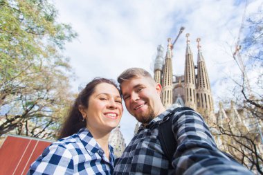 Barcelona, İspanya - 6 Şubat 2018: mutlu turist Barcelona, ünlü Sagrada Familia Roma Katolik Kilisesi önünde fotoğraf çekme mimar Antoni Gaudi