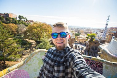 Seyahat ve tatil kavramı - mutlu adam selfie portre ile smartphone Park Guell, Barselona, İspanya, yapma.