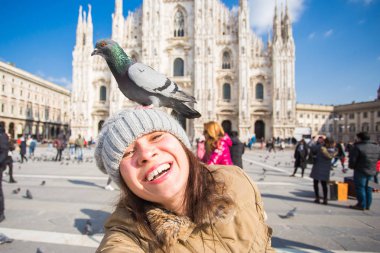 İtalya, gezi ve seyahat kavramı - katedral Duomo Milan önünde selfie güvercinler ile alarak genç komik kadın
