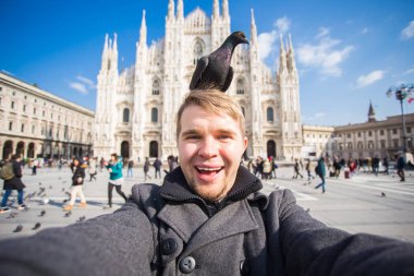 Seyahat, tatil ve kış tatil kavramı - mutlu adamı kabul selfie fotoğraf komik güvercinler ile Duomo Milan Katedrali önünde