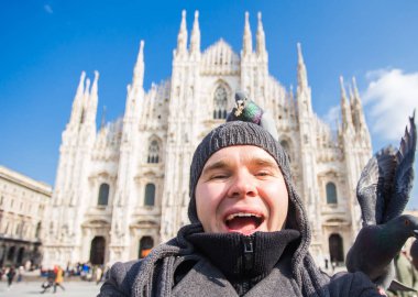 İtalya, gezi ve seyahat kavramı - katedral Duomo Milan önünde selfie güvercinler ile alarak komik adam