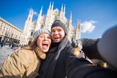 Milano Duomo Meydanı'nda güvercin ile kendi kendine portre çekici çift. Kış seyahat, İtalya ve ilişki kavramı