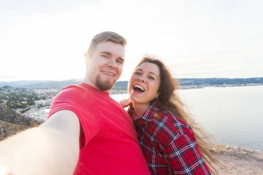Seyahat, tatil ve tatil kavramı - selfie güzel devralarak eğleniyor güzel çift manzara