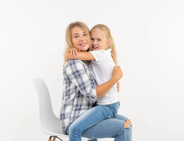 Moederschap, familie en relatie concept - Happy mother en dochtertje plezier op witte achtergrond — Stockfoto