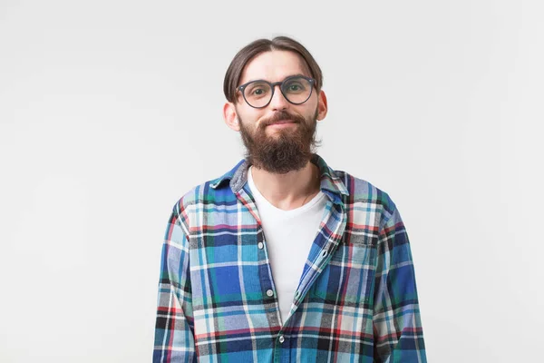 Concepto de belleza, moda y gente - Retrato de un joven barbudo hipster con estilo sobre fondo blanco . — Foto de Stock