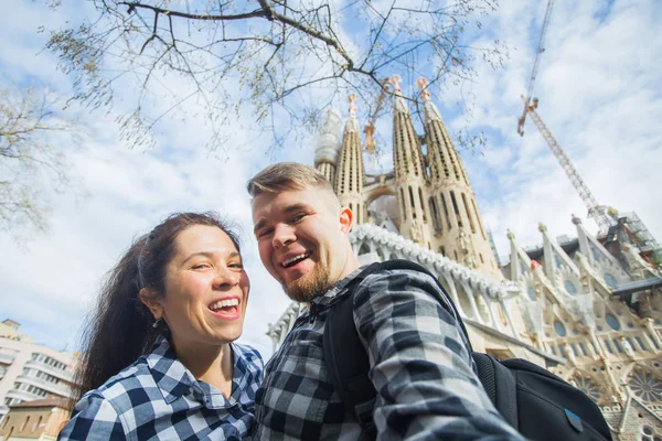 BARCELONA, ESPAÑA - 6 DE FEBRERO DE 2018: Felices turistas fotografiando frente a la famosa iglesia católica romana de la Sagrada Familia en Barcelona, el arquitecto Antoni Gaudí — Foto de Stock