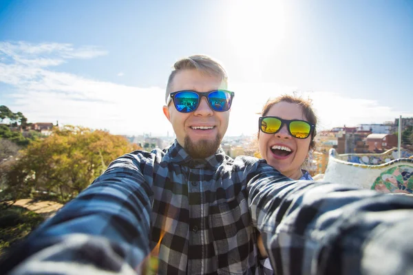 Resa par glada att göra selfie porträtt med smartphone i Park Güell, Barcelona, Spanien. — Stockfoto