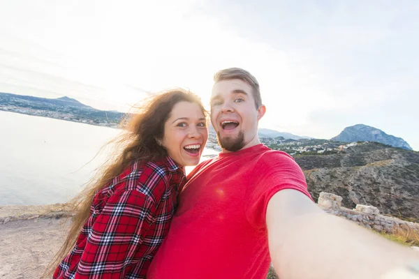 Seyahat, tatil ve tatil kavramı - genç alarak selfie bir sahil üzerinde birlikte çift. — Stok fotoğraf