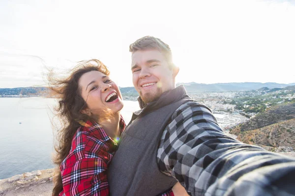 Reise-, Urlaubs- und Urlaubskonzept - schöne Paare, die Spaß haben, Selfie machen, verrückte emotionale Gesichter und lachen. — Stockfoto