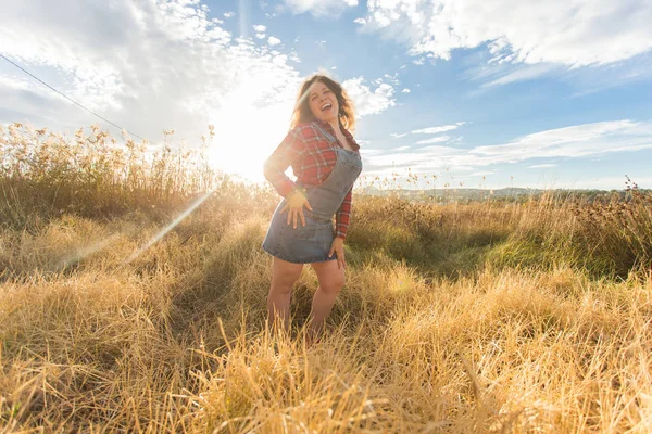Concept été, liberté et vacances - Jeune femme profitant de la nature et de la lumière du soleil dans un champ de paille — Photo