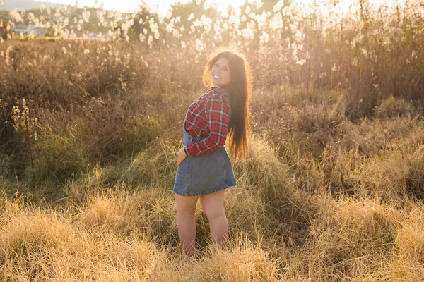 Conceito de verão, liberdade e feriados - Mulher feliz brincando com trigo dourado — Fotografia de Stock