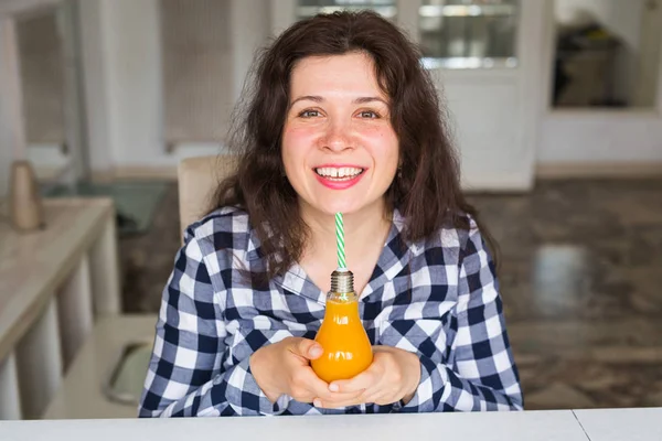 Désintoxication, alimentation et mode de vie sain concept - jeune femme tient une bouteille de jus frais — Photo
