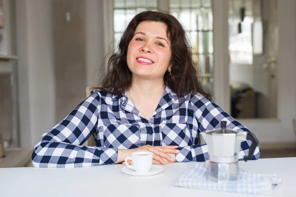 Eten, drinken en mensen concept - mooie jonge vrouw in koffiehuis drinkt koffie — Stockfoto