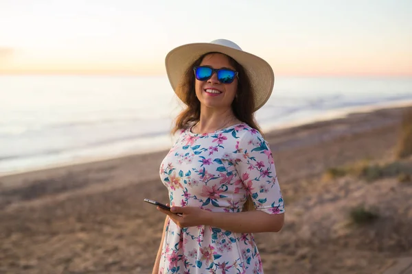 Eine junge Frau lächelt am Strand. Sommerurlaub Reisen und Urlaub. — Stockfoto