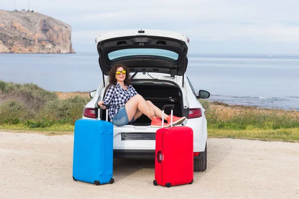 Cesty, dovolené, dovolené a lidé koncept - šťastný smích žena bude cestovat autem s dvěma obrovské kufry — Stock fotografie