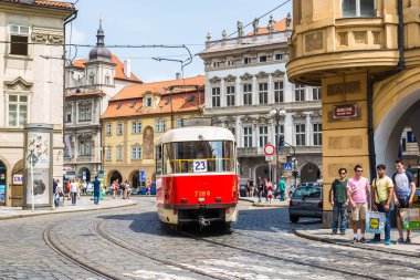 Prag bir güzel yaz günü, Çek Cumhuriyeti, Prag, Çek Cumhuriyeti - 31 Mayıs 2017: tramvay