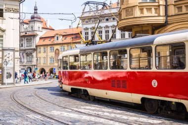 Prag bir güzel yaz günü, Çek Cumhuriyeti, Prag, Çek Cumhuriyeti - 31 Mayıs 2017: tramvay