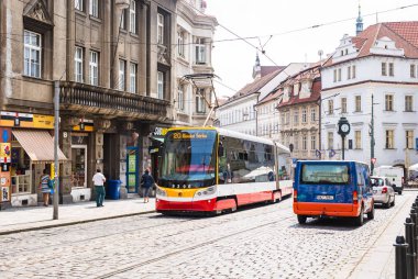 Prag bir güzel yaz günü, Çek Cumhuriyeti, Prag, Çek Cumhuriyeti - 31 Mayıs 2017: tramvay