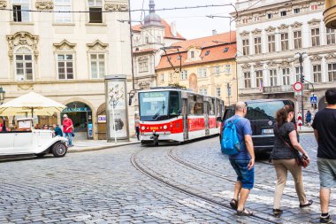 Prag bir güzel yaz günü, Çek Cumhuriyeti, Prag, Çek Cumhuriyeti - 31 Mayıs 2017: tramvay