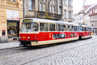 Prag bir güzel yaz günü, Çek Cumhuriyeti, Prag, Çek Cumhuriyeti - 31 Mayıs 2017: tramvay