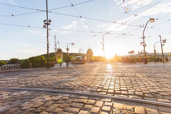 PRAGUE, REPÚBLICA CHECA - JUNHO 7, 2017: Novo bonde em Praga em um belo dia de verão, República Tcheca — Fotografia de Stock