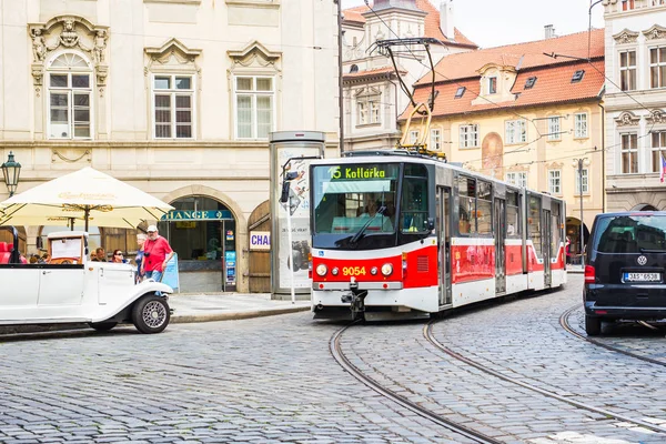 Praha, Česká republika - 31. května 2017: tramvaje v Praze v krásném letním dni, Česká republika — Stock fotografie