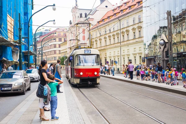 PRAGA, REPÚBLICA CHECA - 31 DE MAYO DE 2017: Tranvía en Praga en un hermoso día de verano, República Checa — Foto de Stock