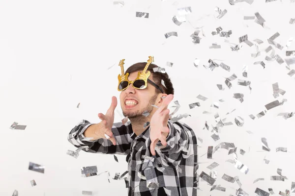 Gente, vacaciones y concepto de fiesta - Hombre con cara divertida en camisa a cuadros con confeti — Foto de Stock