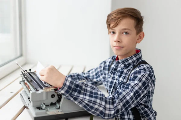 Día Mundial del concepto de escritor - Niño con una vieja máquina de escribir — Foto de Stock