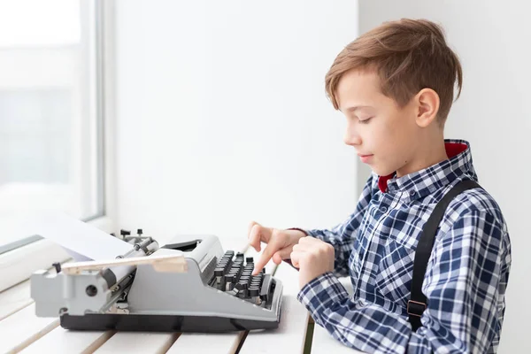 Gente Niños Concepto Estilo Niño Con Vieja Máquina Escribir Negro —  Fotos de Stock