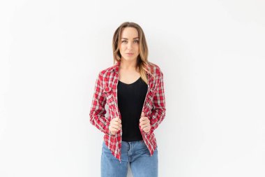 İnsanlar ve moda kavramı - beyaz arka plan üzerinde ekose gömlekli çekici kadın portresi