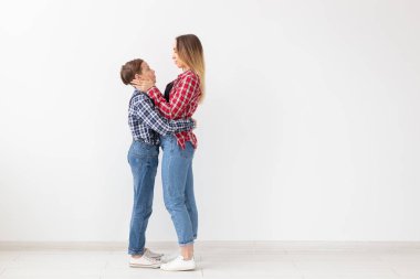 Aile, anne ve moda gün kavramı - anne kucaklamak oğlu kopya alanı ile beyaz arka plan üzerinde.