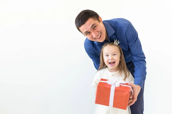 Día de los padres, paternidad y concepto de familia - Padre abrazar a su hija sosteniendo caja de regalo roja sobre fondo blanco con espacio para copiar —  Fotos de Stock