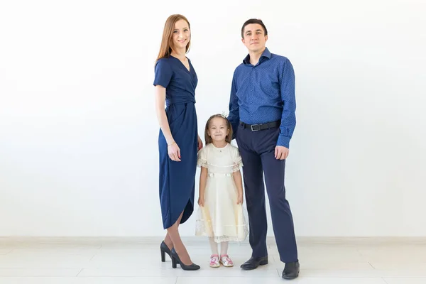 Concepto de personas, familia y felicidad - familia feliz con niño sobre fondo blanco — Foto de Stock