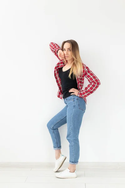 Concepto de personas, belleza y moda - retrato de una mujer muy sonriente posando sobre un fondo blanco —  Fotos de Stock