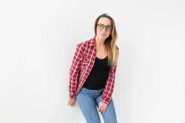 Gente, belleza y concepto de moda - mujer joven en gafas de moda posando y sonriendo sobre fondo blanco —  Fotos de Stock