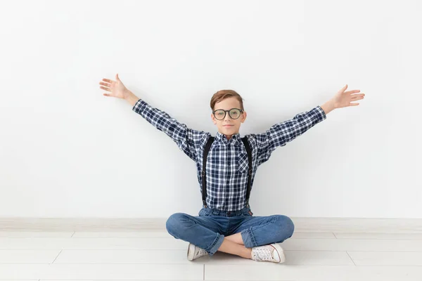 Teenager, Kinder und Familienkonzept - niedlicher Teenie-Junge posiert auf weißem Hintergrund — Stockfoto