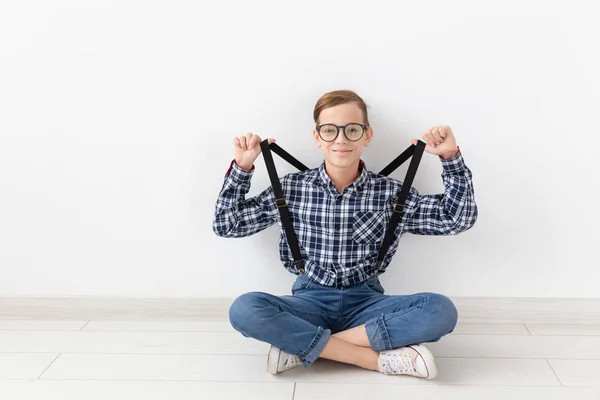 Teenager, Kinder und Modekonzept - lustiger Junge mit Brille und Hemdträgern — Stockfoto