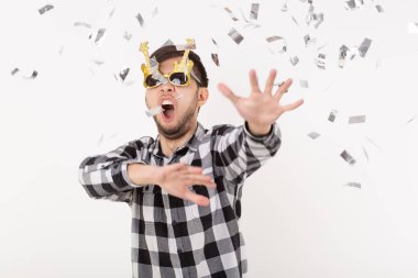 insanlar, tatil ve parti kavramı - konfeti beyaz arka plan üzerinde dans gözlüklü genç adam